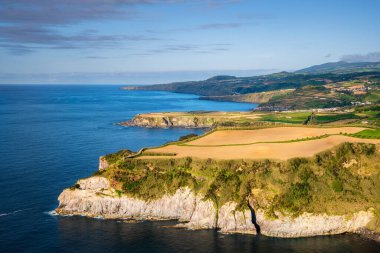 Okyanus kıyılarının manzarası, Miradouro de Santa Iria, Sao Miguel, Azores, Portekiz