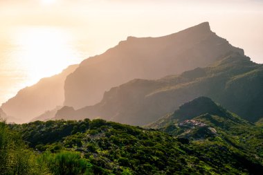 Masca, Tenerife, İspanya yakınlarındaki okyanus kıyı şeridi tepelerinin günbatımı manzarası