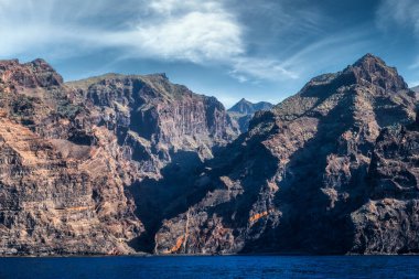 Los Gigantes kıyı şeridi dağlarının manzarası, Tenerife, İspanya