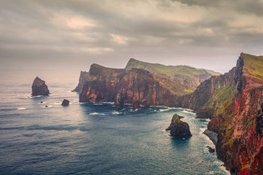 Sao Laurenco, Madeira, Portekiz 'deki kayalıkların ve kayaların dramatik kıyı manzarası