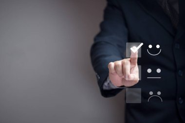 İş adamları memnuniyetlerini belirler. Gülümseyen yüz ifadesine basın. Müşteri reytingleri ve eleştirileri kavramı. hizmet sektörü ve araştırma kavramı.