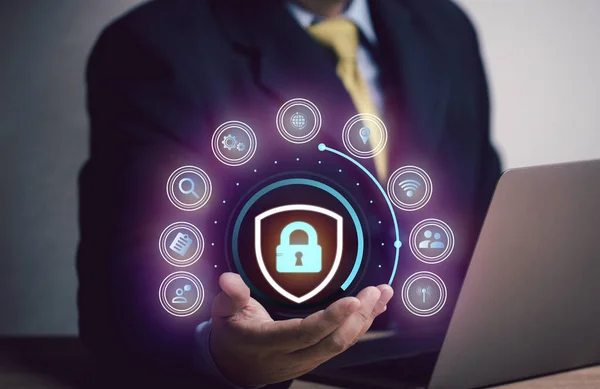 Online güvenlik kavramı. İşadamı, işlemlere erişmek için güvenlik sistemiyle kimlik doğrulaması yapıyor. Mali işler. Bankacılık. İş için. Teknoloji. Endüstri Alışverişe. Hacker.