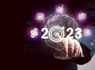 Pazarlama stratejisi konsepti. 2023 için seçilen pazarlama hedef kitlesi hedefleri. İş adamı küresel pazarlama için strateji belirliyor. dijital pazarlama.