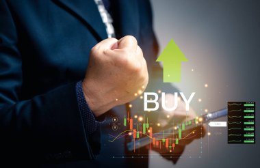 Çevrimiçi hisse senedi ticareti. İşadamı, hisse senedi alım kararında bar tablosu verilerini göstermek için cep telefonu kullanıyor. Şifreleme para birimi, tahviller, çevrimiçi teknoloji vasıtasıyla gelecek öngörü.
