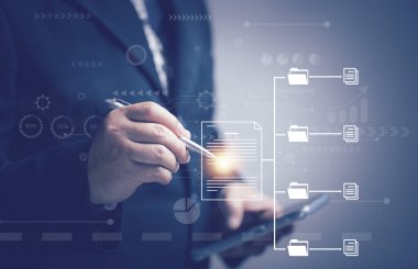 Çevrimiçi belge yönetimi kavramı. İşadamı internet üzerinden akıllı telefon imzalama belgeleri kullanıyor. iş onayı ataması internet üzerinden çeşitli işlemler. Bulut hesaplama.