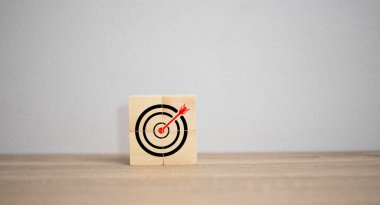 İş fikri konsepti. Ampul, kırmızı ok ve tahta üzerinde bir sürü simge. Simge işi başarısı ve yeni strateji. Endüstri. Tıp, mühendis. Finansal.