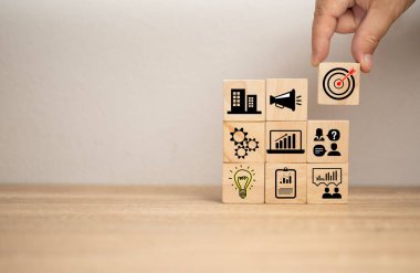 İş fikri konsepti. Ampul, kırmızı ok ve tahta üzerinde bir sürü simge. Simge işi başarısı ve yeni strateji. Endüstri. Tıp, mühendis. Finansal.
