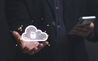 Çevrimiçi güvenlik. İş adamı cep telefonuyla çeşitli çevrimiçi işlemleri yürütmek için mobil güvenlik kuruyor. Bilgisayar korsanlarından veri hırsızlığını önlemek için güvenlik şifrelemesi. Bulut. Büyük Veri.