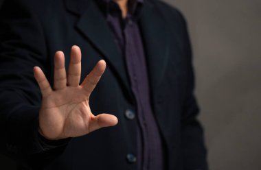 Reddedilme kavramı. Siyah arkaplanda, metin için alanı olan dur reddetme hareketi gösteren bir adam.