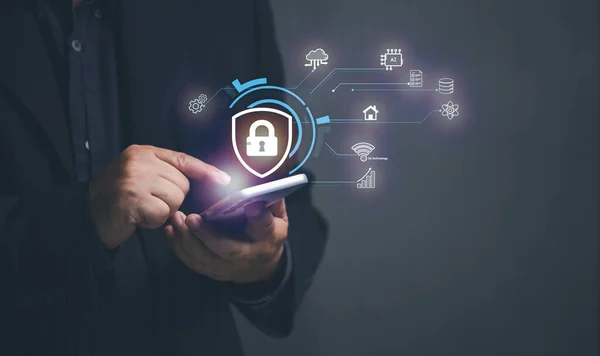 Çevrimiçi güvenlik. İş adamı cep telefonuyla çeşitli çevrimiçi işlemleri yürütmek için mobil güvenlik kuruyor. Bilgisayar korsanlarından veri hırsızlığını önlemek için güvenlik şifrelemesi. Bulut. Büyük Veri.