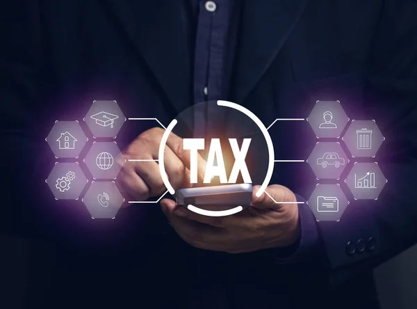 Koncepcja Płatności Podatku Online Biznesmen Płaci Podatki Telefonów Komórkowych Wypełniając — Zdjęcie stockowe