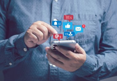 Erkekler posta kontrolü gibi sosyal medyanın çeşitli yönlerine ulaşmak için cep telefonu kullanırlar. İnternetten alışveriş. Tatmin Oranı. Farklı yerlere yerleşmek, iş yeriyle iletişime geçmek, arkadaşlarla sohbet etmek..