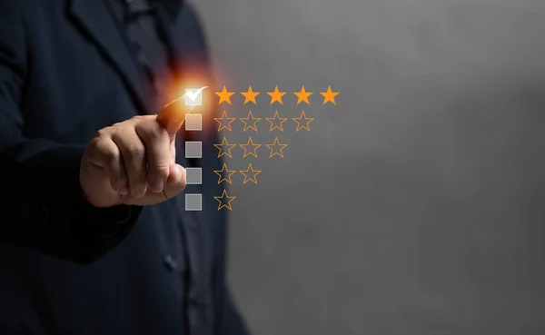 Tatmin reytinglerine ilişkin kavramlar. Erkekler cep telefonlarını en yüksek seviyede hizmet vererek memnuniyetlerini değerlendirmek için kullanırlar, 5 yıldız. İş, teknoloji, eğitim ve sanayi anketlerinin yürütülmesi hakkındaki görüşlerin incelenmesi.