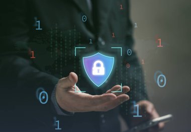 Çevrimiçi siber güvenlik kavramı. İş adamı çevrimiçi güvenlik sistemini açmak için sanal ekranda kimlik doğrulamak için cep telefonu kullanır. Veri koruması. Veri hırsızlığı koruması. çevrimiçi iş.