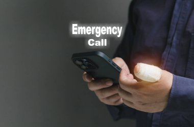 Gazlı bezle sarılı ve elinde cep telefonu olan yaralı bir adam hastaneyi ya da hayat sigortasını arıyor. Kazalar, yaralar, kaza sigortası, hayat sigortası, yaralanma danışmanlığı ve bakımı.