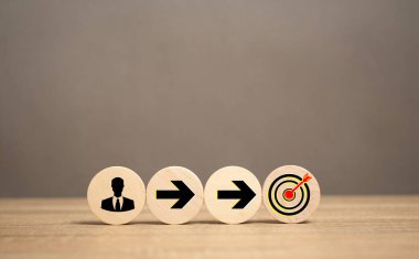 İş simgesi başarı için hedefler belirler. Organize ilerleme ve büyüme için pazarlama planlaması. Geleceği planlamak. Strateji yönünü belirliyorum. Mali işler. Başarı planı. 