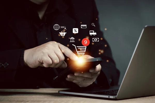 Adamın biri online alışveriş arabasına ürün eklemek için cep telefonu kullanıyor ve sipariş veriyor. Ürünleri internetten sipariş et ve kurye ile gönder. Çevrimiçi pazarlama dijital e-ticaret konsepti. Teslimatta gemi.