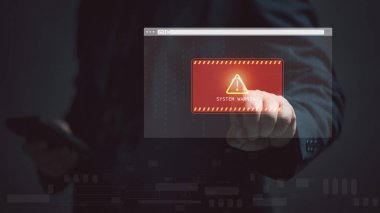 Risk yönetimi çözümü. Adam sanal ekranda cep telefonu kullanıyormuş, sistem uyarısı. Siber güvenlik, interneti hackleyin. Bilgisayar korsanları çevrimiçi. Para, finans, yatırım için güvenli.