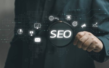 Adamın elinde SEO Pazarlama araçlarını aramak için bir büyüteç var. Arama motorlarına göre sıralayabilmesi için internet sitesini veya içeriğini kişiselleştirmeyi ve optimize etmeyi kullanan SEO stratejisi.