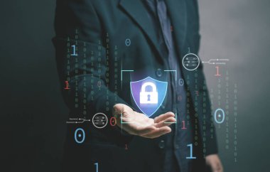 Siber güvenlik kavramı. İş adamının elinde kalkan sembolü ve çevrimiçi güvenlik için anahtar var. bilgi gizliliği. Şirket ve kişisel bilgileri koruyorum. Bilgisayar korsanları tarafından sistem ağı kimlik hırsızlığı.