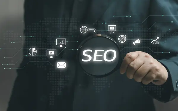 Adamın elinde SEO Pazarlama araçlarını aramak için bir büyüteç var. Arama motorlarına göre sıralayabilmesi için internet sitesini veya içeriğini kişiselleştirmeyi ve optimize etmeyi kullanan SEO stratejisi.