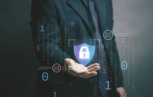Siber güvenlik kavramı. İş adamının elinde kalkan sembolü ve çevrimiçi güvenlik için anahtar var. bilgi gizliliği. Şirket ve kişisel bilgileri koruyorum. Bilgisayar korsanları tarafından sistem ağı kimlik hırsızlığı.