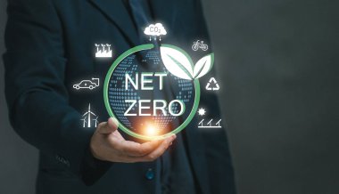 İş adamı sanal dünyayı elinde net sıfır simgesiyle tutuyor. Ağ sıfır ve karbon nötr kavramı. Endüstrideki sera gazı emisyonlarını azaltmak. Dünyayı yeşil tutmak. Küresel iklim kirliliği.