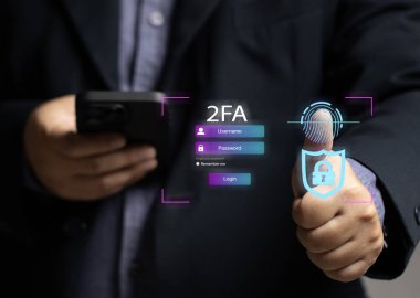 Adam sanal ekranı siber güvenlik simgesine doğrultuyor. Çevrimiçi güvenlik kavramı. Çevrimiçi işlemlerde gizlilik bilgilerinin korunması. İnternet Veri Hırsızı. Siber suç saldırısı. 2FA.