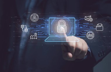Adam sanal ekrandaki anahtar ikonu işaret ederek çevrimiçi işlemlerde güvenliği koruyor kimlik hırsızlığı internet siber suçları. Verileri koruma ve gizlilik kavramı. Kimlik veritabanını koru.