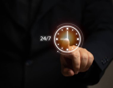 İş adamı, sanal ekran 24 'e 7 servisini işaret ediyor. Müşteri için servis desteği kalitesi. Teknik ürün yardımı için.
