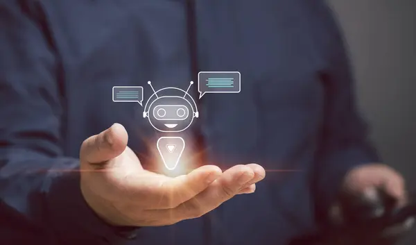 Yapay zekanın gücü iş iletişimini güçlendirir. İş adamı AI sohbet robotu ile bağlantı kurmak için Smartphone 'u kullanıyor. Karmaşık sorulara zekice cevaplar veriyor. Robot yapay zeka asistanı.