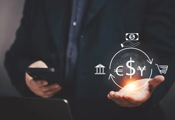 İşadamı sanal ekranda para bozdurmak için akıllı telefonu kullanıyor. Finansal yatırım, sat ve satın al. Ödeme küresel. Banka para aktarımları. 