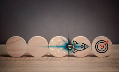 Pazarlama hedefi, masaya yerleştirilen tahta top üzerindeki ikon kavramları belirler. Şirket başarısı için iş pazarlama araçları ve strateji teknolojisi. İleride büyüme için araştırma ve geliştirme araçlarını kullan.