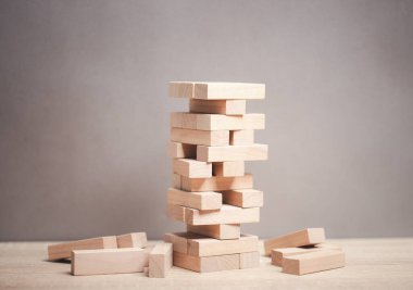 Masadaki iş riski jenga kulesi kavramı, tepki yaklaşımını incelemek için piyasa risk modeli, gelecekteki risk çeşitlendirme planları.