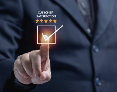 İş adamı sanal ekranda doğru simgeye basıyor. Tatmin konsepti Müşteri hizmeti değerlendirme kalitesi. Geribildirim, pazarlama, gözden geçirme, başarı, pozitif, anket, değerlendirme, performans.