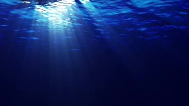 Sualtı okyanus dalgaları ışık ışınlarıyla salınır ve akar. Karanlık Fırtınalı Okyanusta Sualtı Işığı Işınlanıyor. 4K kusursuz döngü.
