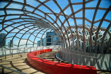 MELBOURNE, AUSTRALIA - 20 Ocak 2023: Webb Köprüsü, Melbourne Rıhtım Bölgesi 'nde yer alan bir kamu sanat projesidir. Sanatçı Robert Owen 'ın işbirliğiyle