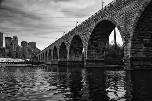 アーチ橋の近くに米国のダウンタウンのミネアポリスの美しい景色 白黒の絵 — ストック写真