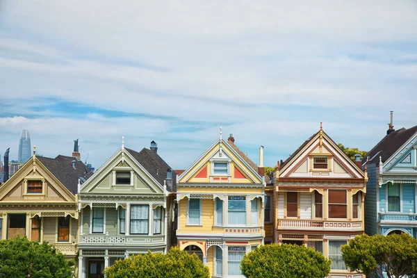 샌프란시스코 시내에 빅토리아 시대와 에드워드 시대의 건물들의 명칭이다 — 스톡 사진