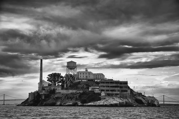 アメリカのサンフランシスコ湾のアルカトラズ島 黒と白の写真 — ストック写真