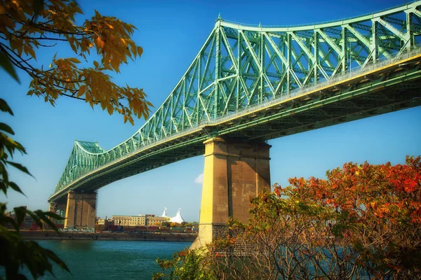 カナダのケベック州で秋のシーズン中にモントリオールでジャック カルティエ橋の眺め — ストック写真