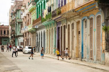 Havana-Küba-Aralık 5, 2018: Centro Habana, 15 yerleşim yerleri veya Havana, Küba ilçede biri sokakta top oynayan çocuklar.