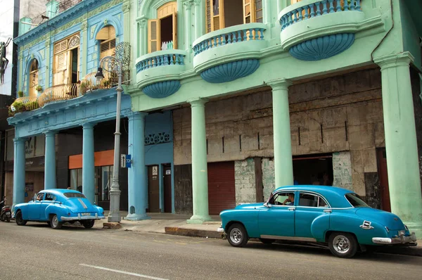 Havana Cuba 2018年12月5日 キューバのハバナにある2台のクラシックアメリカンブルーの古い車 これらの車の所有者は本当にないスペアカー部品の時代を生き延び 彼らの美しさを守ることに誇りを取ることができます — ストック写真