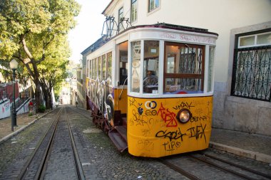 LISBON-PORTUGAL NOVEMBER 6, 2015: 1872 yılında, tramvay servisi Porto 'daki ilk katır tramvay hattını açtı. Servis o gün sadece üç tramvay kullandı. Tramvaylar turistler arasında popülerdir..
