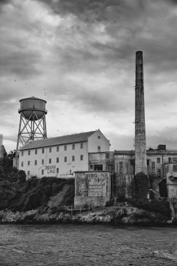 San Francisco Körfezi 'ndeki Alcatraz Adası, siyah beyaz fotoğraf,