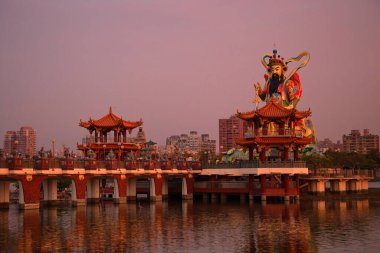 Lotus Gölü bir yapay göl ve Güney Tayvan, Kaohsiung şehir Zuoying bölgesinin Doğu Yakası'ndaki popüler turizm olduğunu. Taoist Tanrı heykeli.