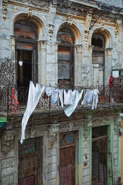 Bílé Oblečení Prádelní Šňůře Před Novou Klasickou Budovou Havaně Kubě — Stock fotografie
