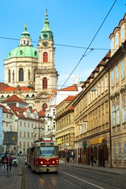 PRAG-CZECH REPLİK 18 EYLÜL 2022: Prag caddesinde kırmızı ve altın tramvay 