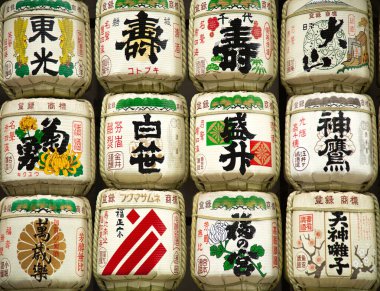 Tokyo-Japonya, 19 Haziran 2016: Sake varil enshrined Tanrılar mütevazi minnettarlıklarını belirten ve dua Tokyo, Japonya'da bu geleneksel Japon kültürü korumak için her yıl teklif.