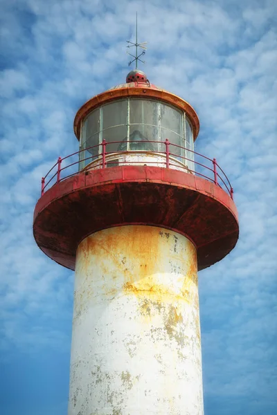 カナダのケベック州ガスペシーにある赤と白のキャップ マドレーヌ灯台青い空 — ストック写真